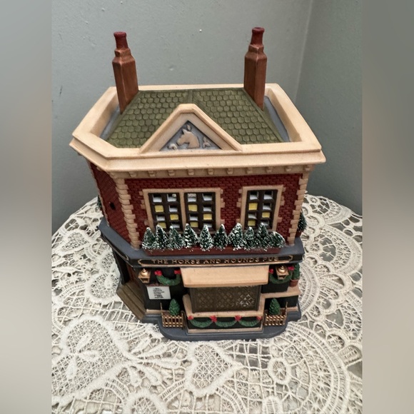 Department 56 Dickens' Village
Series The Horse and Hounds Pub - Picture 2 of 10